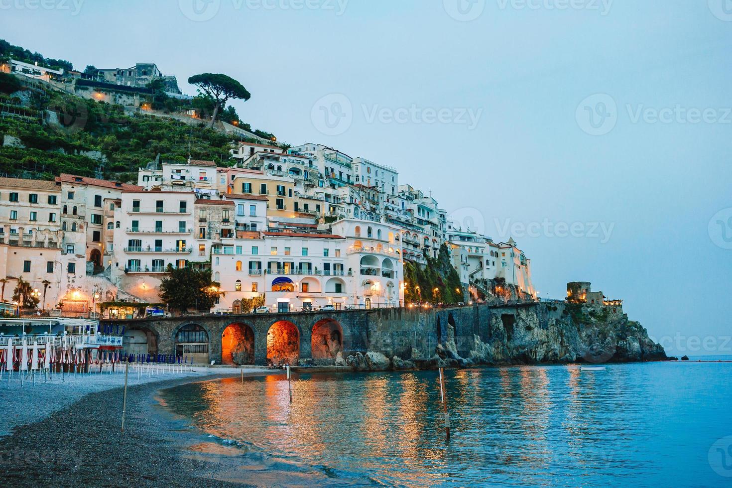 skön kust städer av Italien - naturskön amalfi by i amalfi kust foto