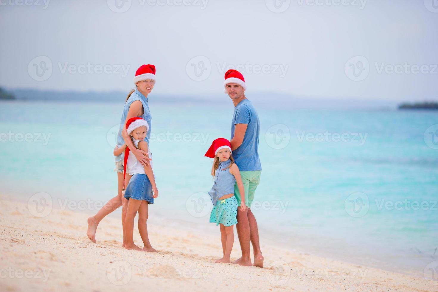 lycklig familj på vit strand under sommarlovet foto