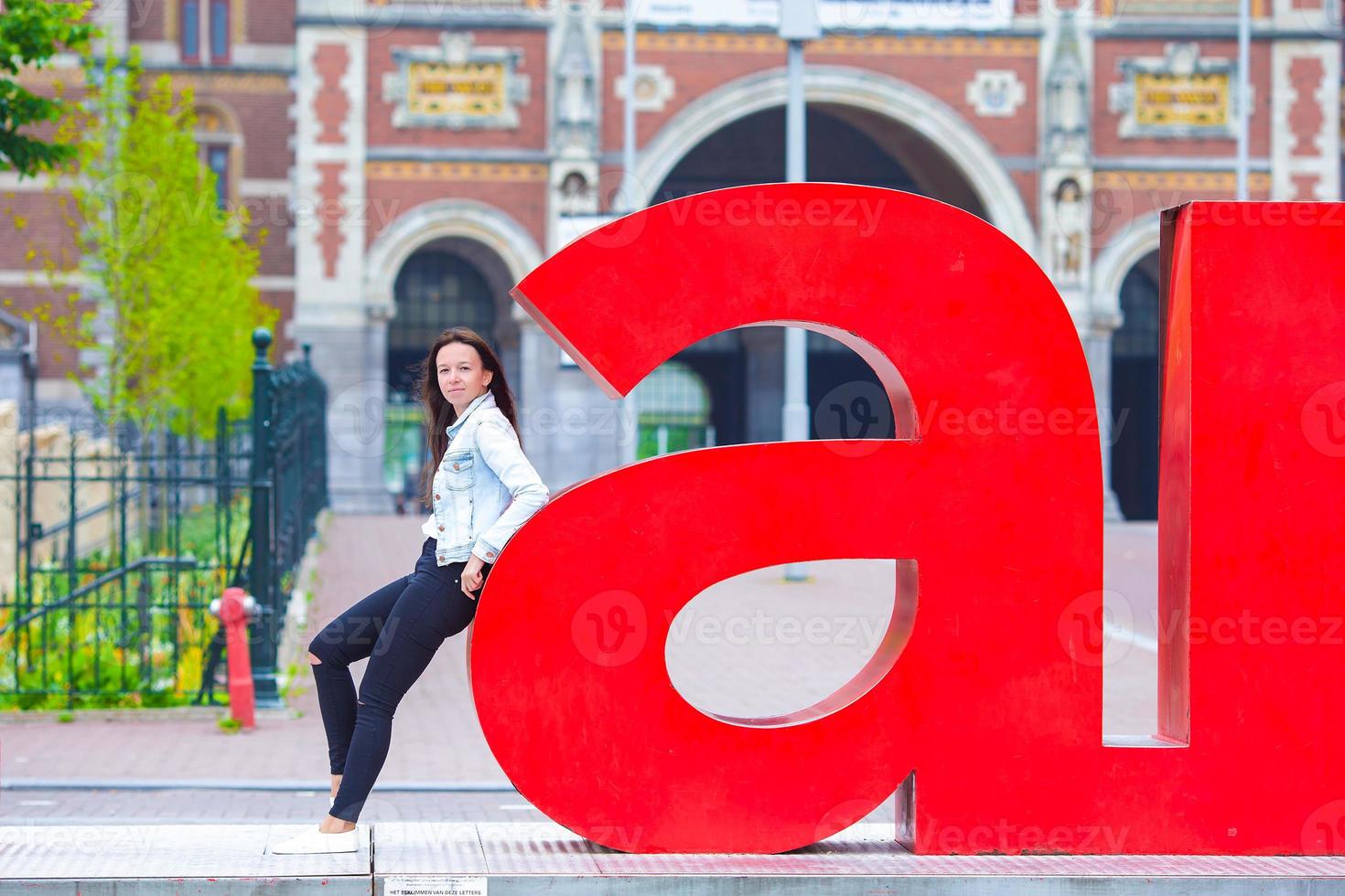 ung vacker flicka som går i europeisk stad, Amsterdam, Holland foto