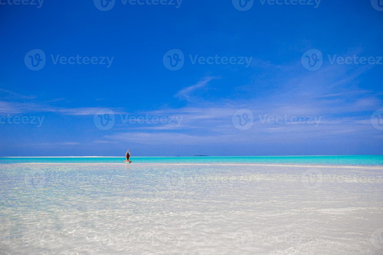 ung vacker kvinna på stranden under tropisk semester foto