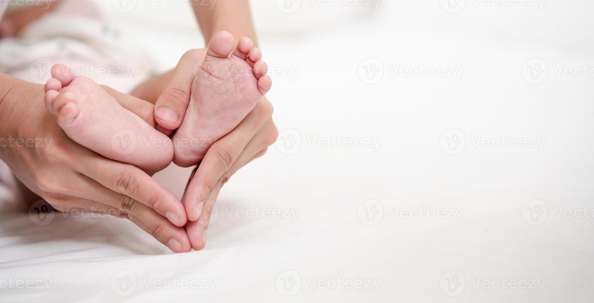 mor föräldraskap och nyfödd födelse liv. mamma och bebis pojke spelar i solig sovrum, familj har roligt tillsammans. barnomsorg, moderskap begrepp. foto