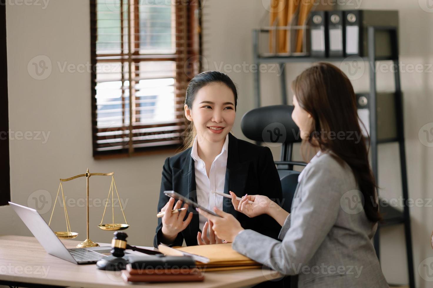 företag och kvinna advokat eller bedöma rådfråga har team möte med klient, lag och Rättslig tjänster koncept.kund service Bra samarbete i kontor foto