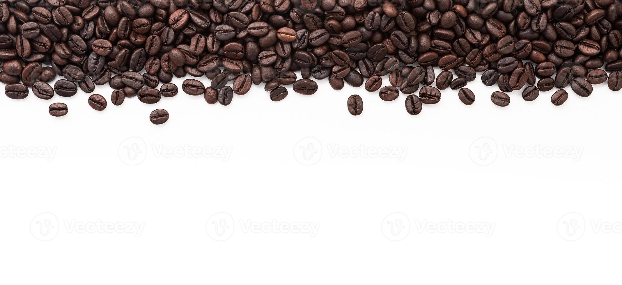 mörk rostad kaffe bönor uppstart på vit bakgrund med kopia Plats. foto