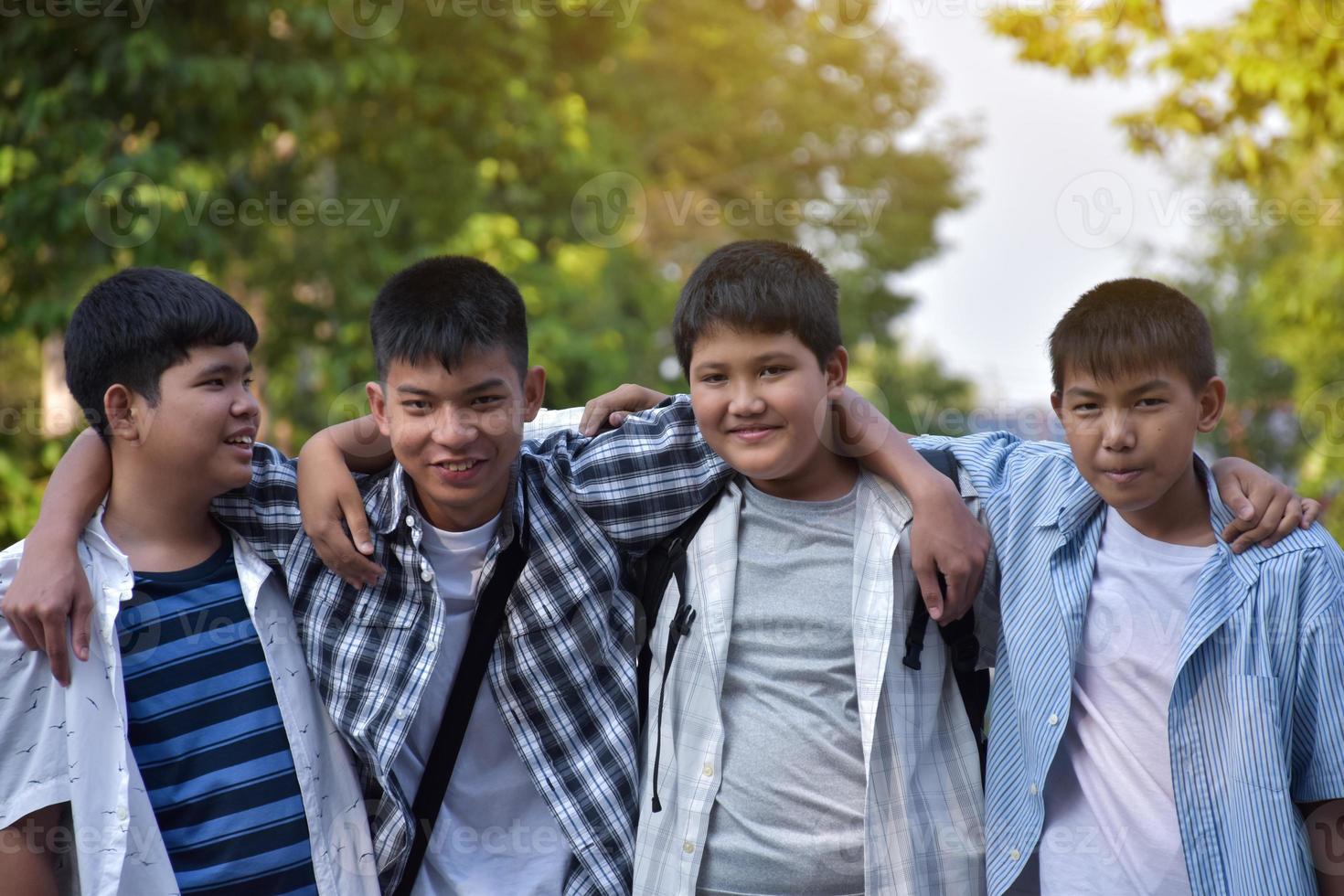 porträtt ung asiatisk tonåren utgifterna fritid tillsammans längs de sätt gående till Hem efter musik lektion på skola, ung vuxen asiatisk par begrepp. foto