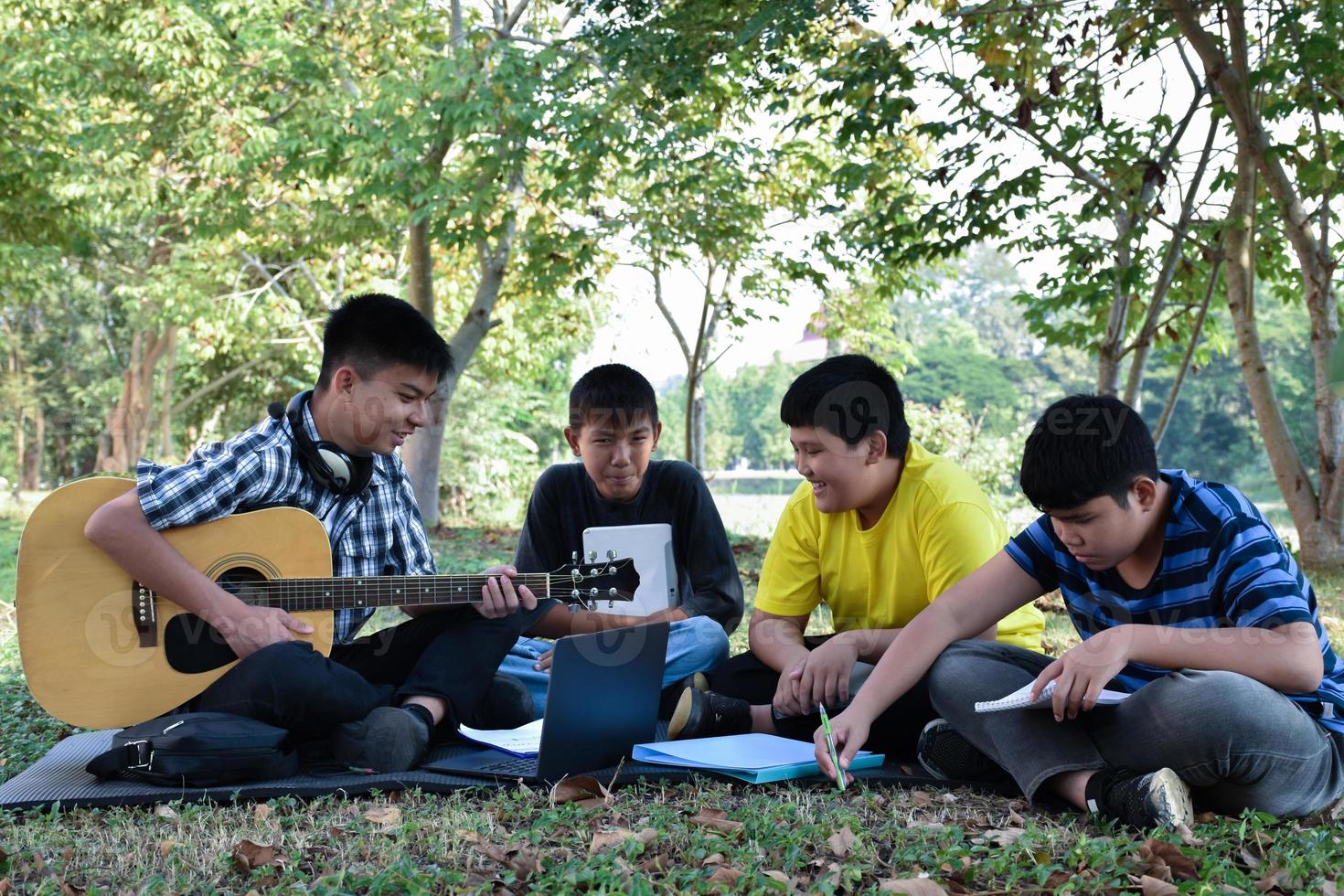 porträtt ung asiatisk tonåren utgifterna fritid tillsammans längs de sätt gående till Hem efter musik lektion på skola, ung vuxen asiatisk par begrepp. foto