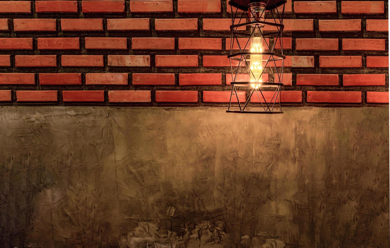 årgång lampa dekorerad med brun tegel vägg årgång bakgrund foto