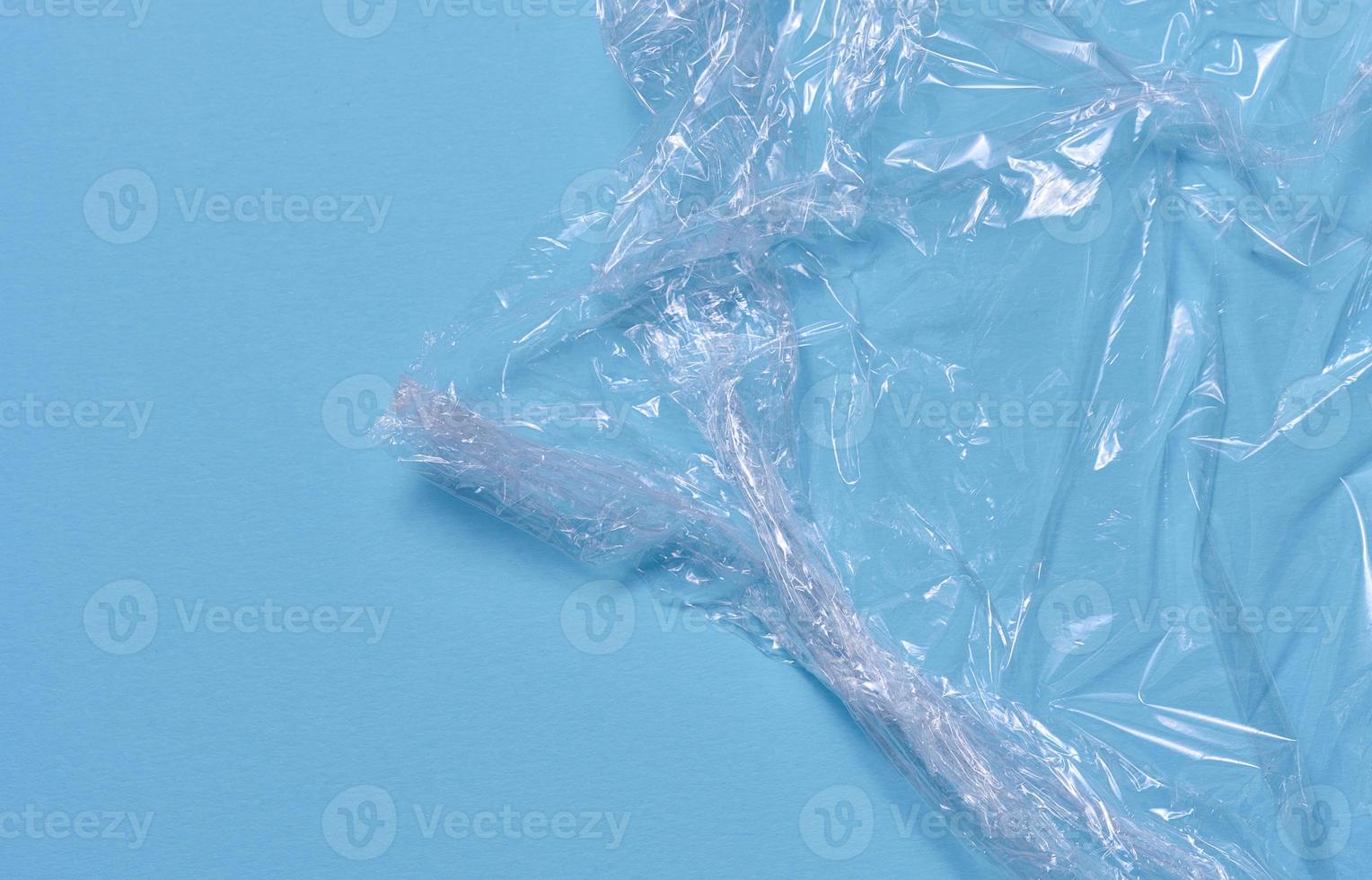 skrynkliga transparent polyeten på en blå bakgrund, topp se foto