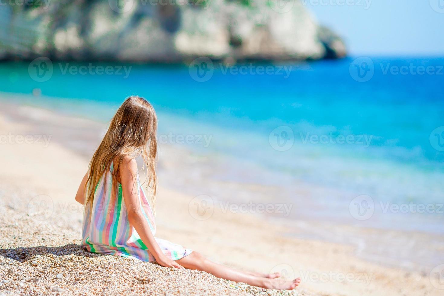 söt liten flicka på stranden under sommarlovet foto