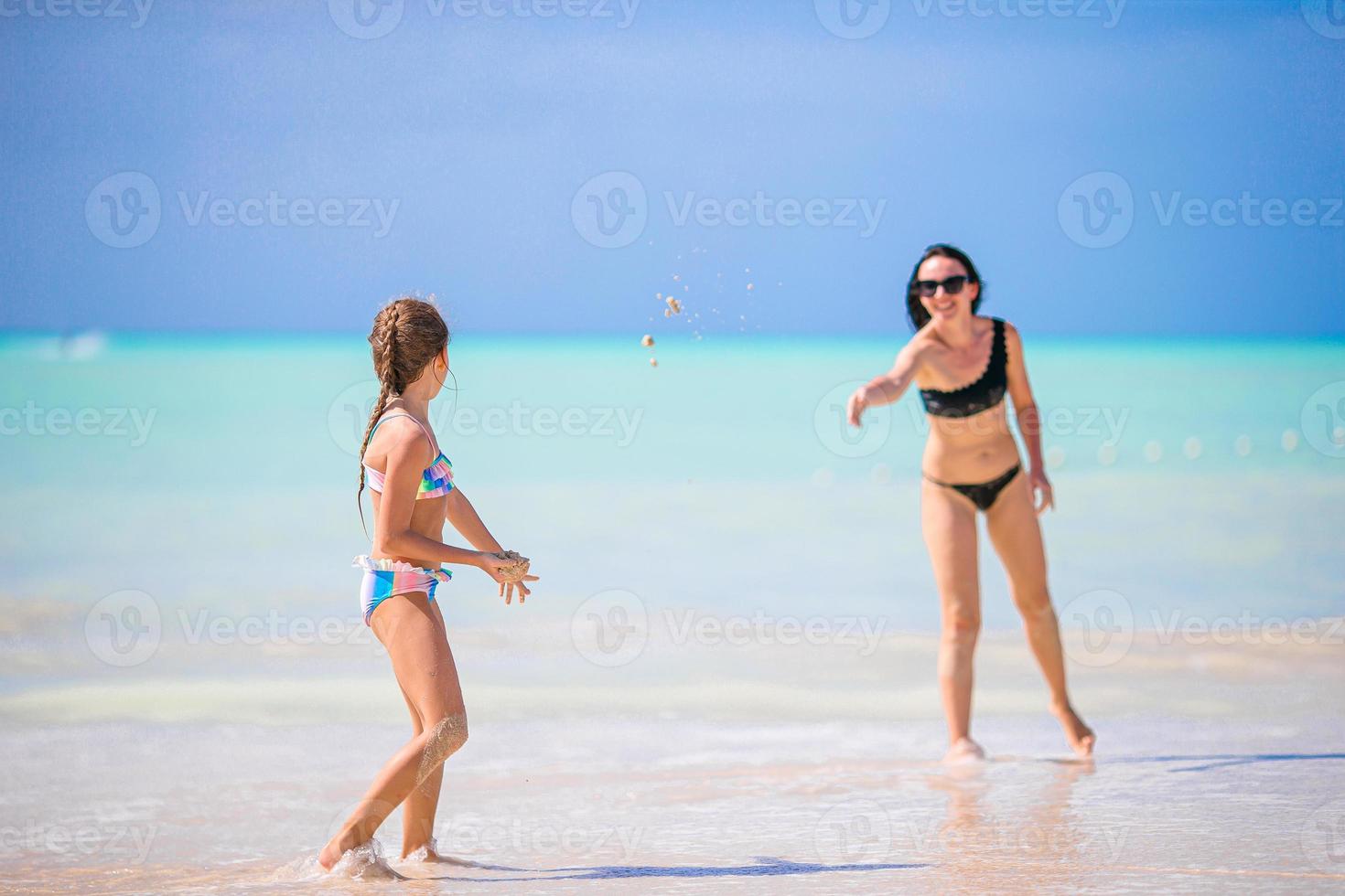 skön mor och dotter på karibiska strand njuter sommar semester. foto