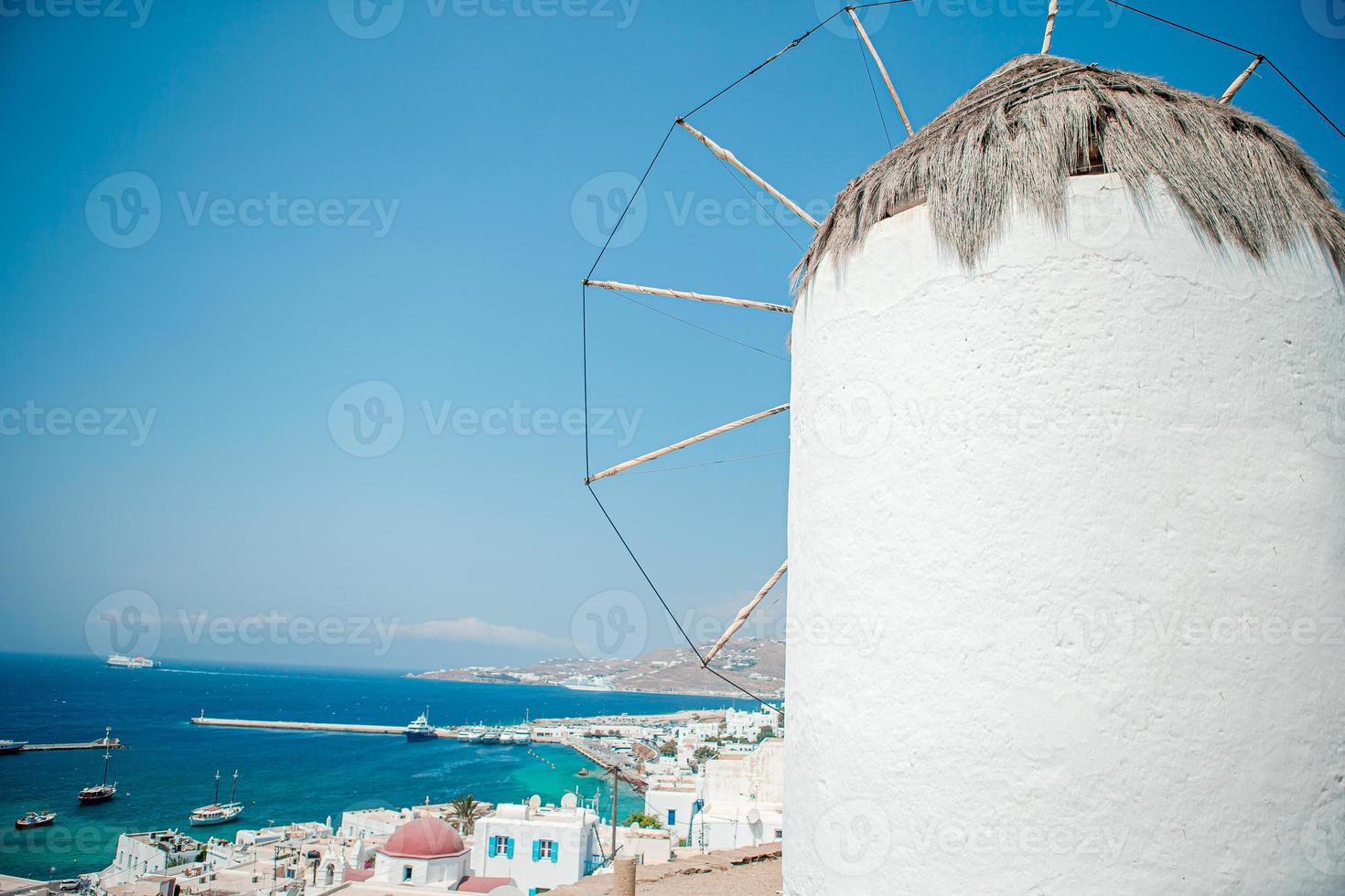 gammal traditionell väderkvarnar över de stad av mykonos. foto