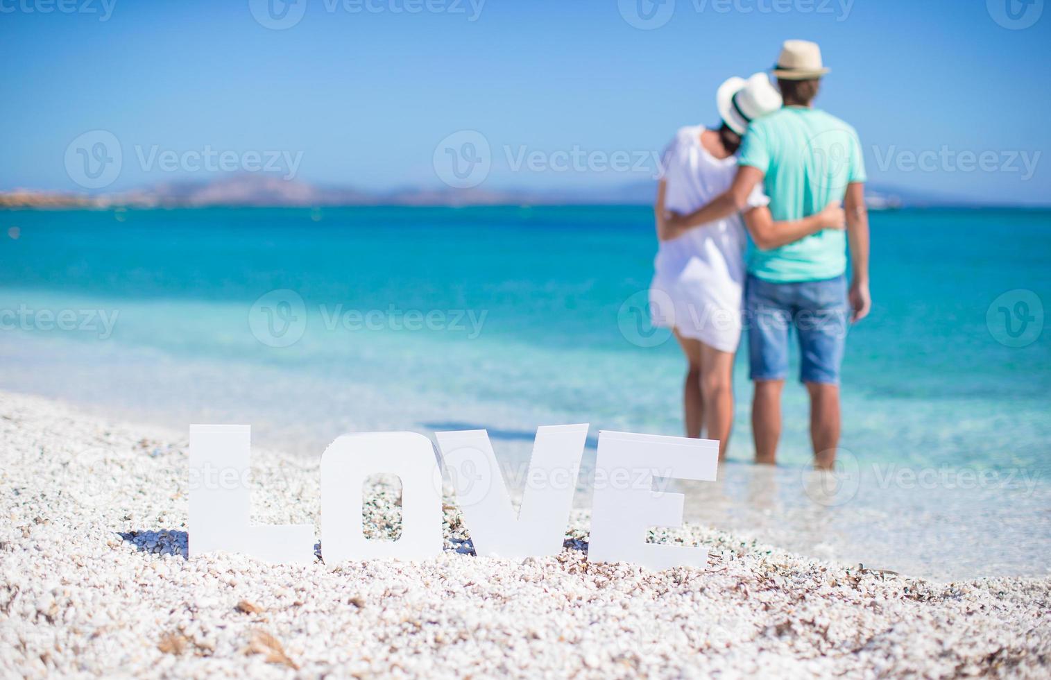 ung Lycklig familj på de strand under sommar semester foto