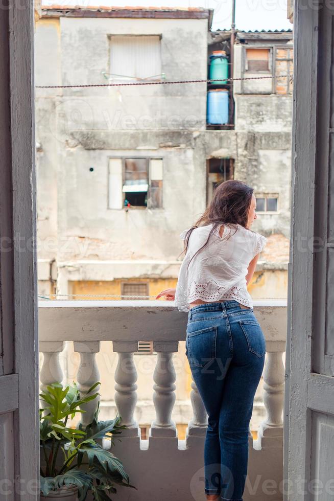 ung attraktiv kvinna på gammal balkong i lägenheter i havana foto