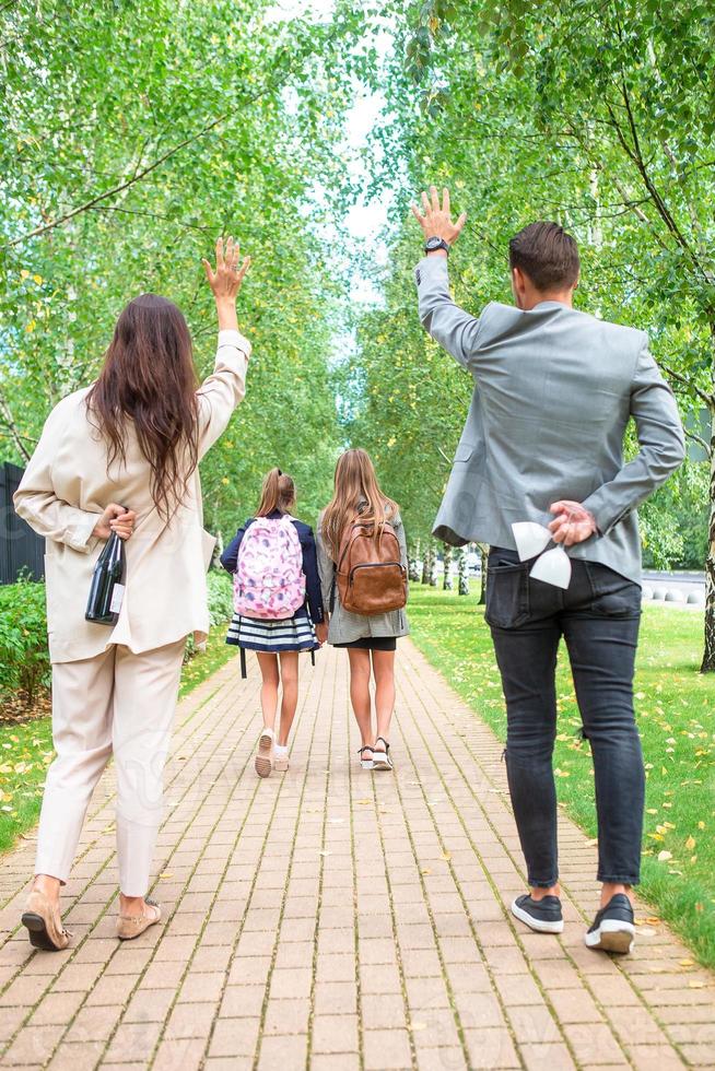 familj med två barn tillbaka till skola foto