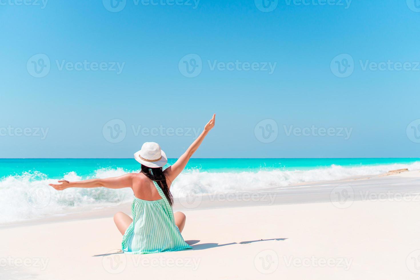 ung mode kvinna i grön klänning på de strand foto