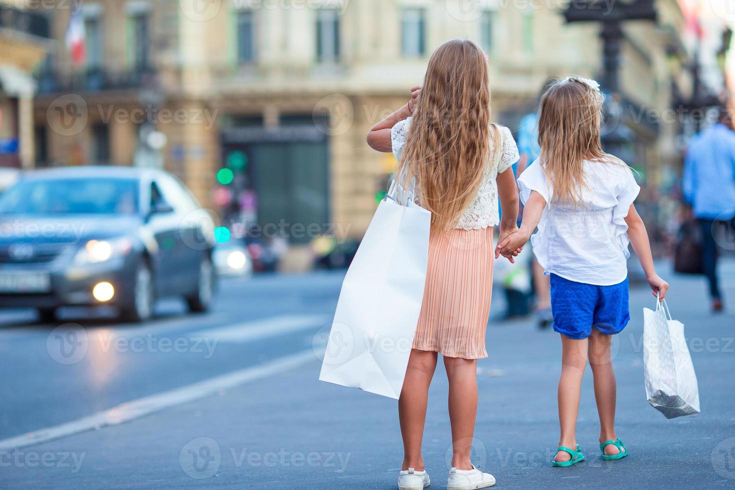 förtjusande mode liten flickor utomhus i paris foto