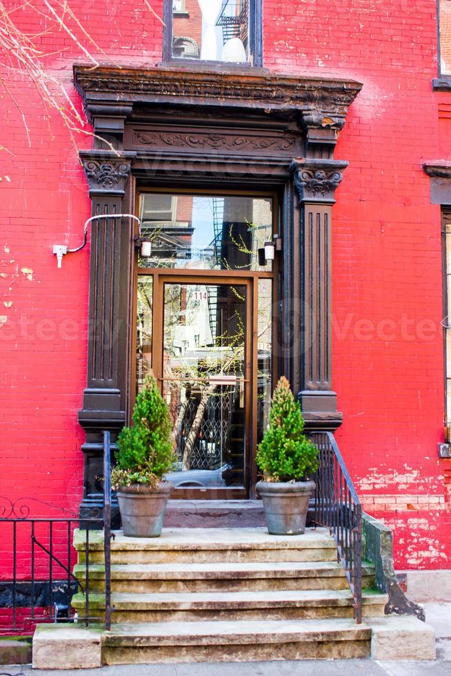 väst by på ny york manhattan. gammal röd hus i ny york stad foto