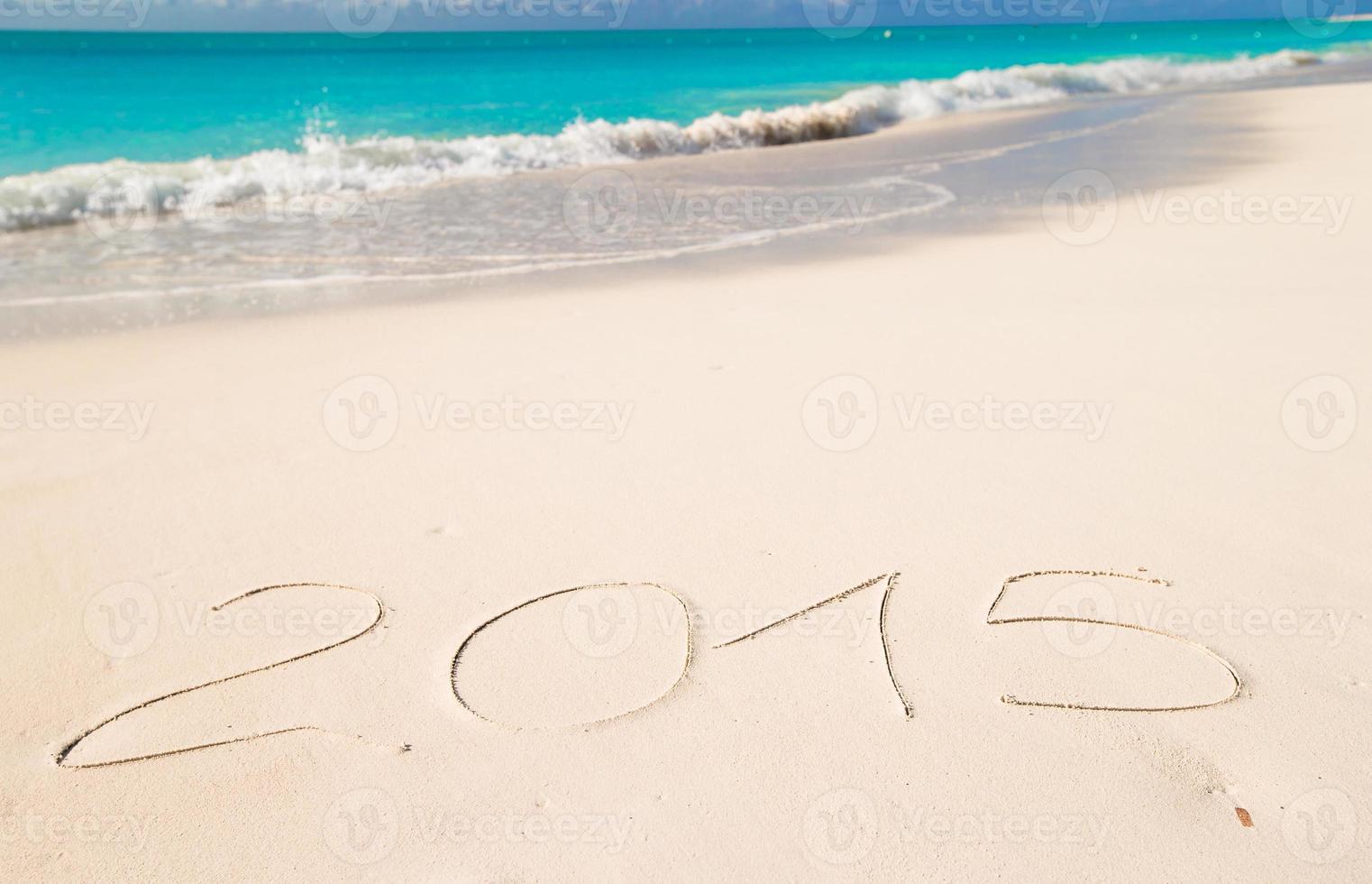 2015 skriven på tropisk strand vit sand foto