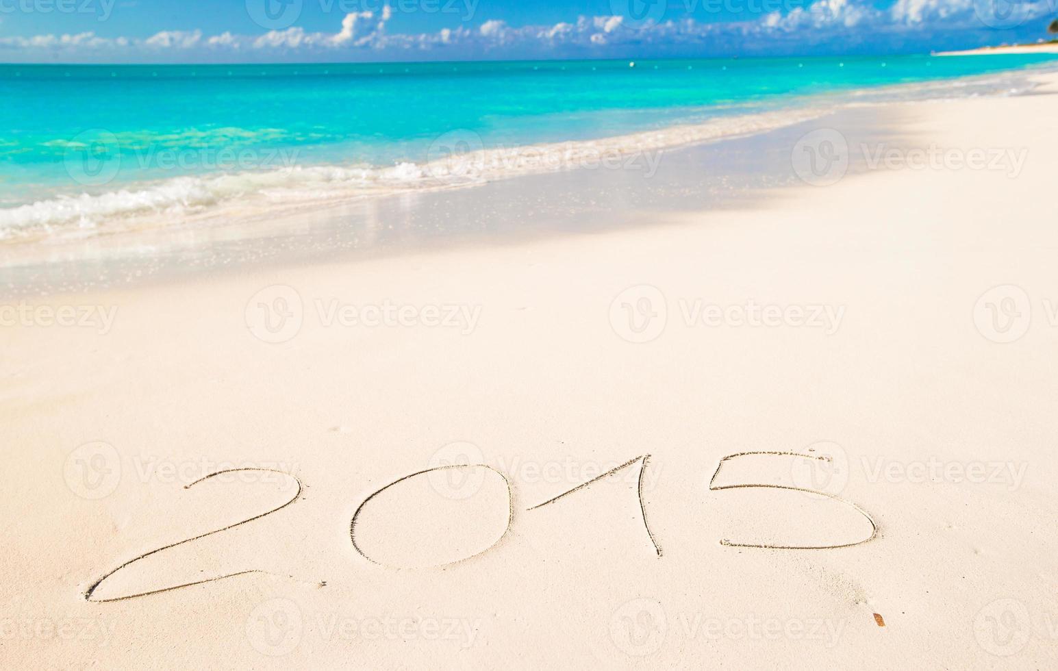 2015 skriven på tropisk strand vit sand foto