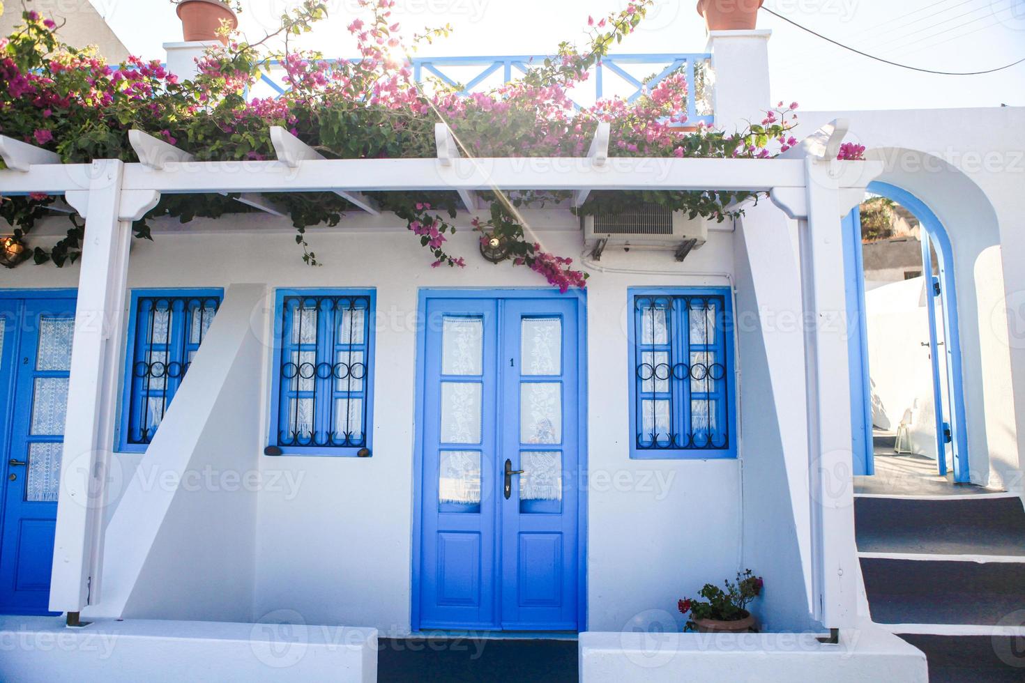 typisk blå dörr med trappa. santorini ö, grekland foto