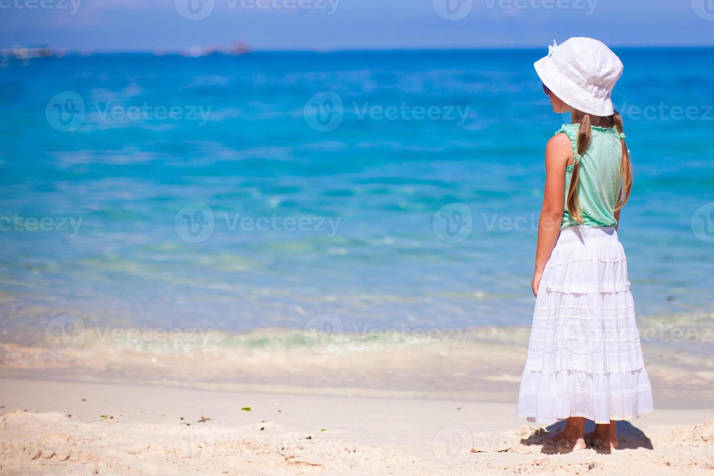 förtjusande söt liten flicka på tropisk strand i boracay ö, filippinerna foto