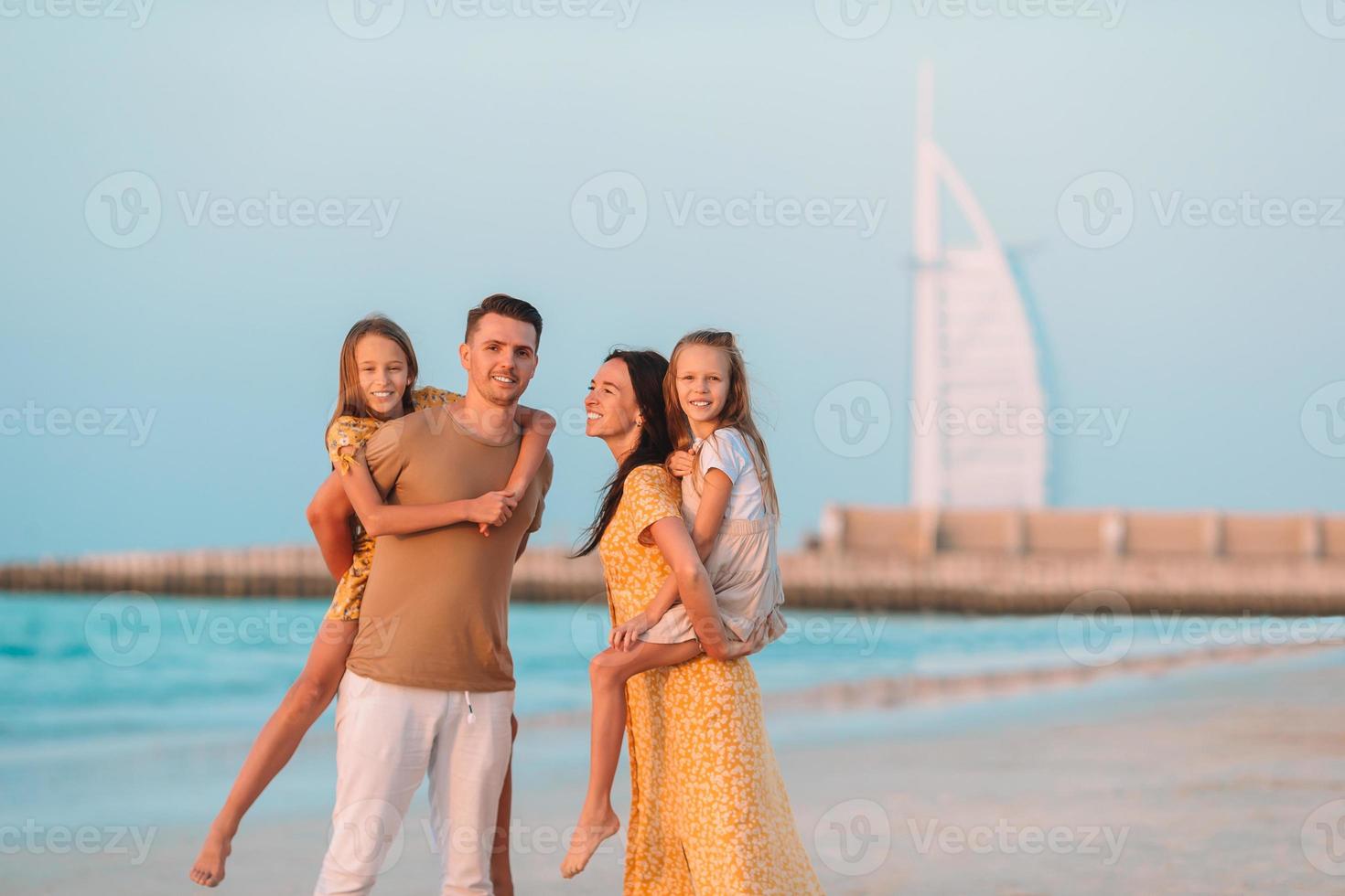 Lycklig familj på de strand under sommar semester foto