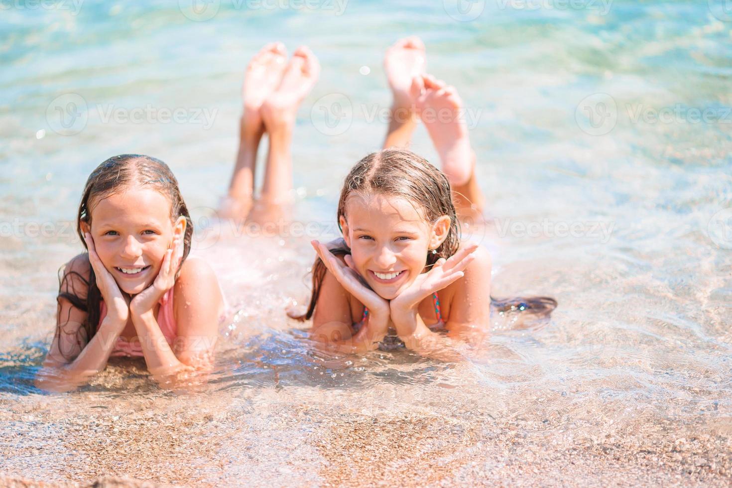 förtjusande liten flickor har roligt på de strand foto