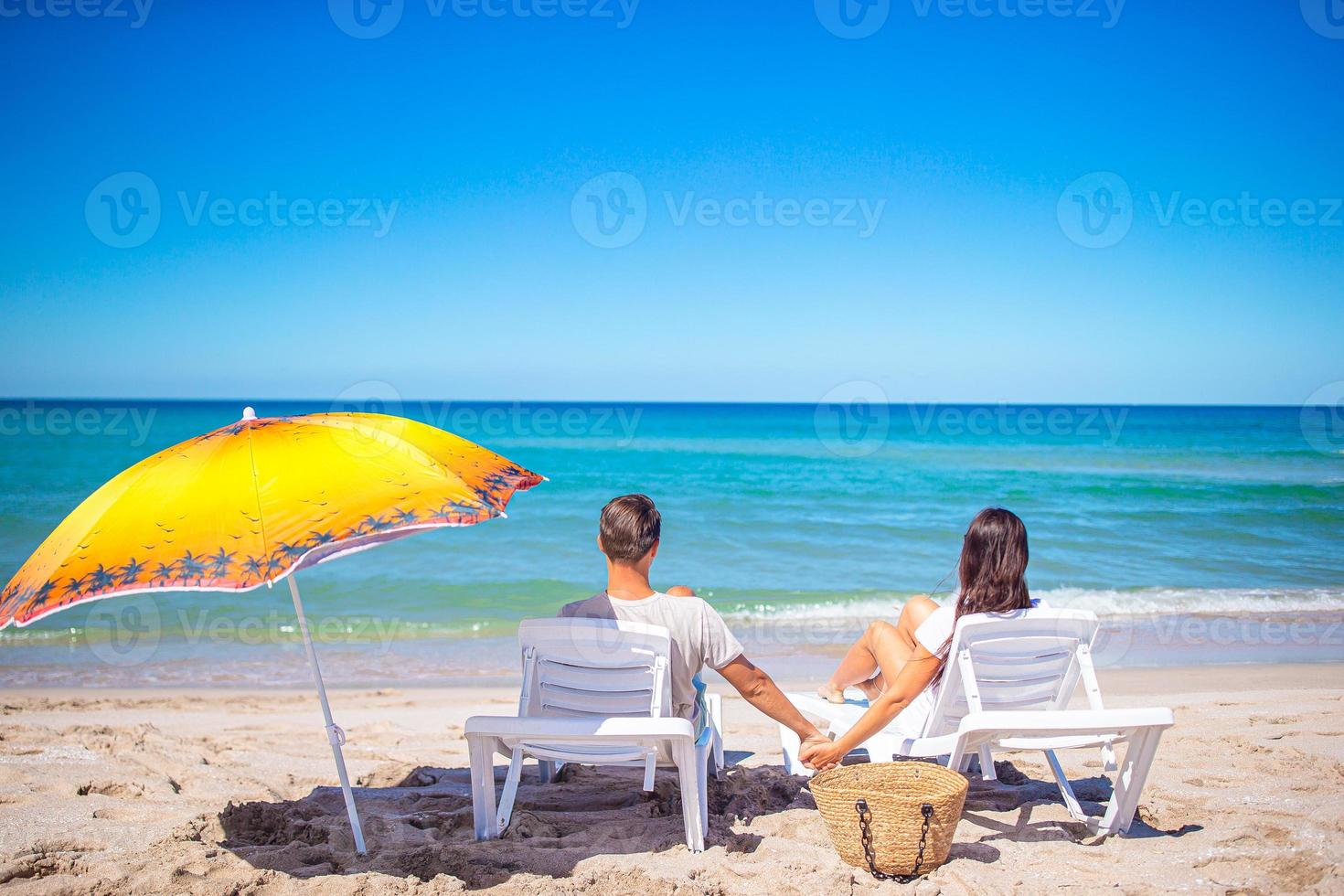 ung par på vit strand under sommar semester. foto