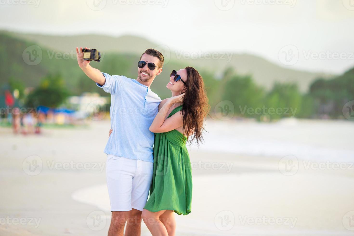 Lycklig par tar en Foto på vit strand på smekmånad Semester