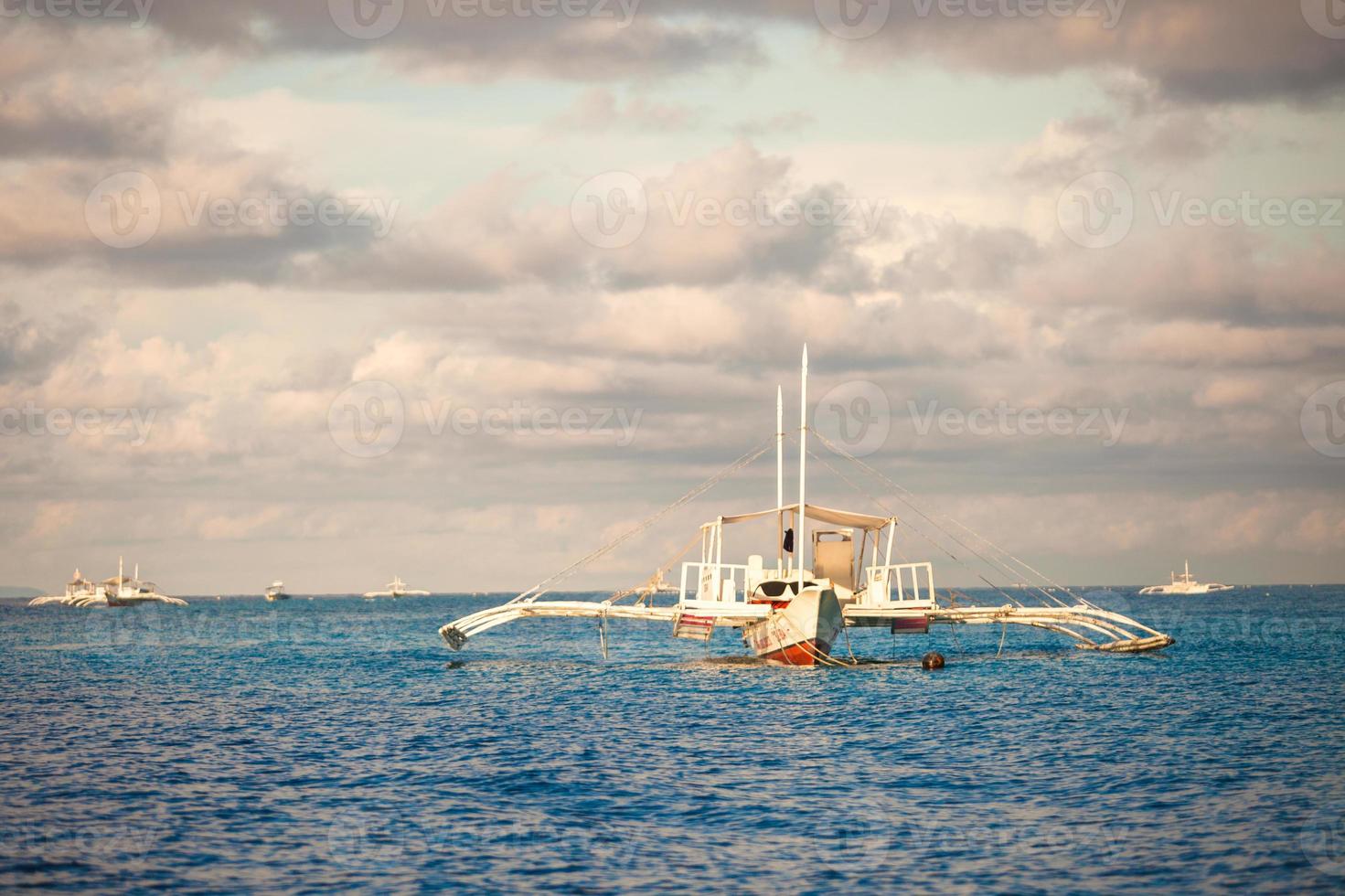 stor katamaran i turkos öppen hav nära bohol ö foto