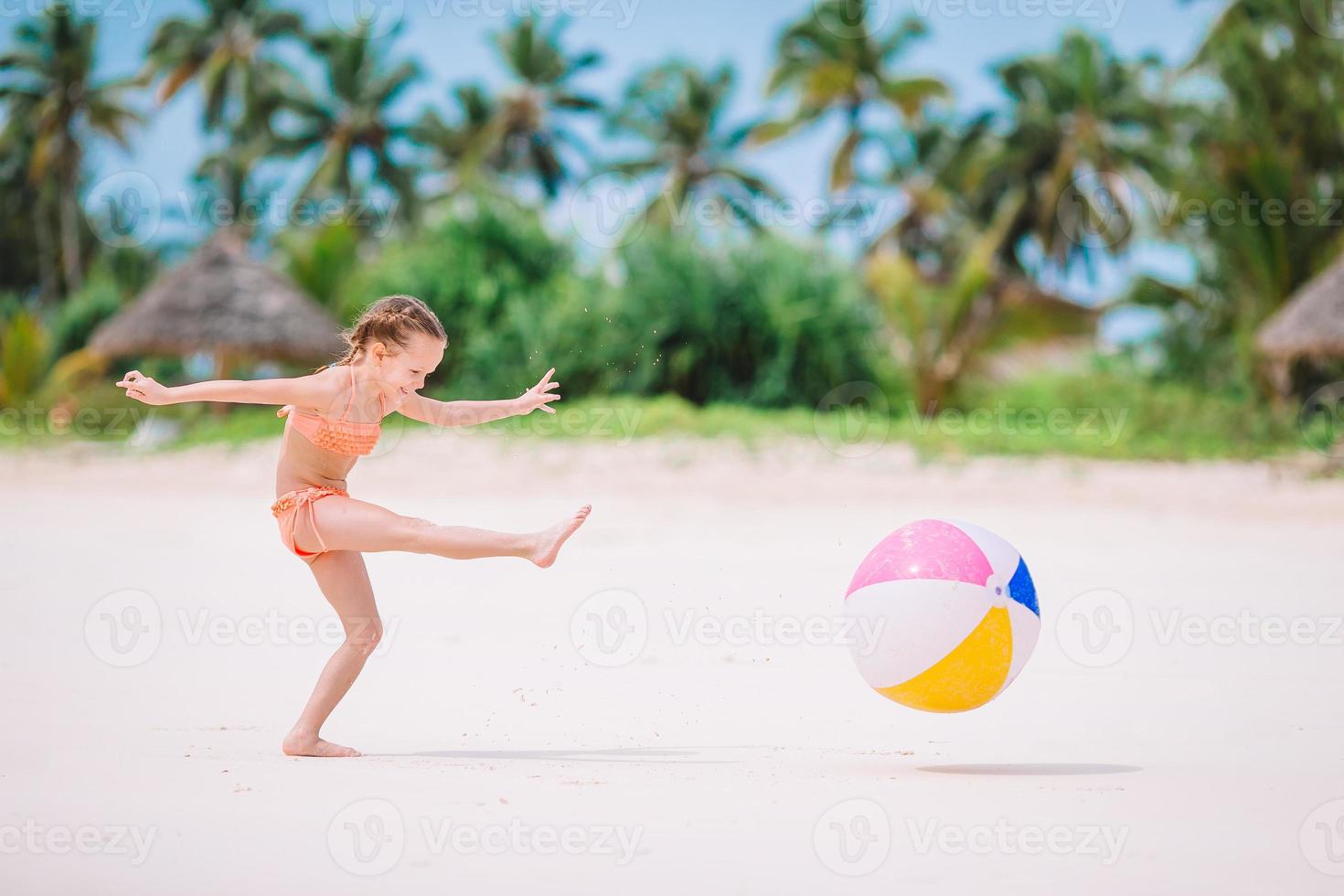 ung skön flicka har roligt på tropisk stranden. foto