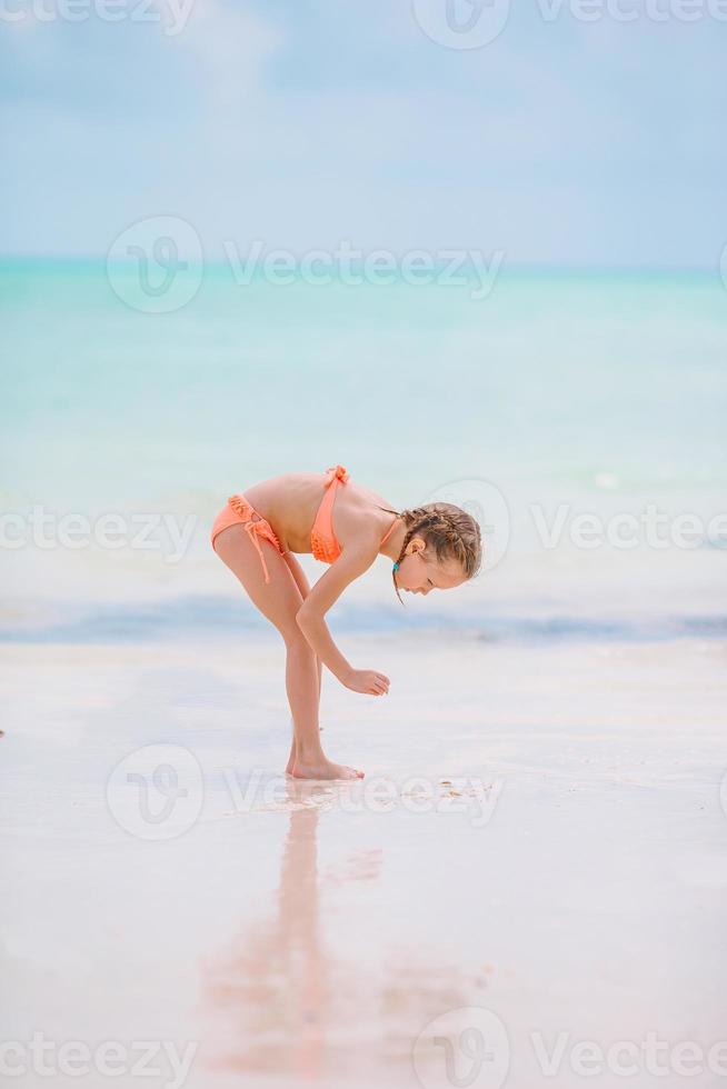 söt liten flicka på strand under karibiska semester foto