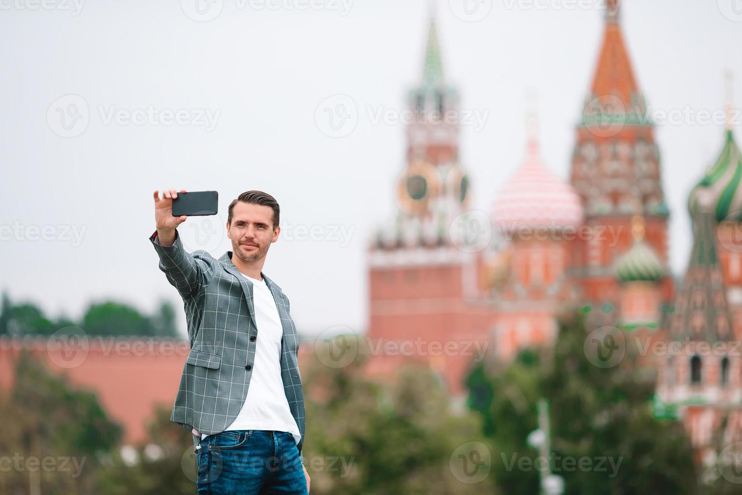 Lycklig ung urban man i europeisk stad. foto