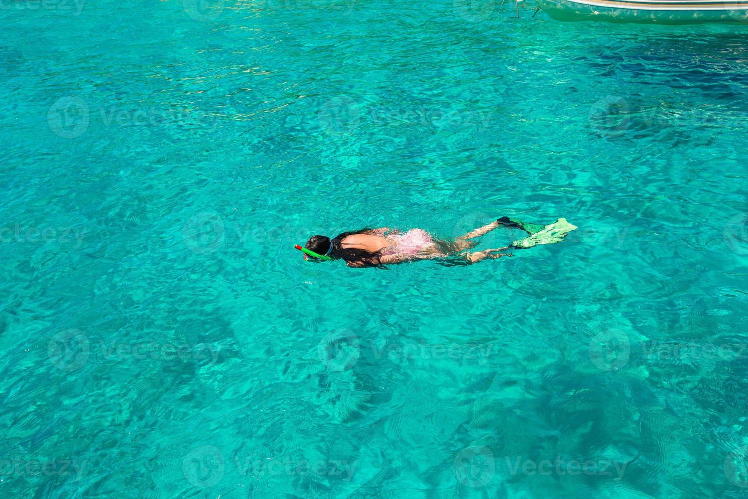 skön flicka snorkling i klar tropisk turkos vattnen foto