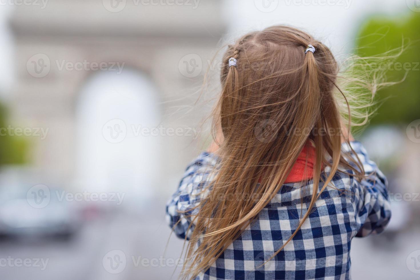 liten flicka tar en Foto med telefon på de mästare elysees i paris