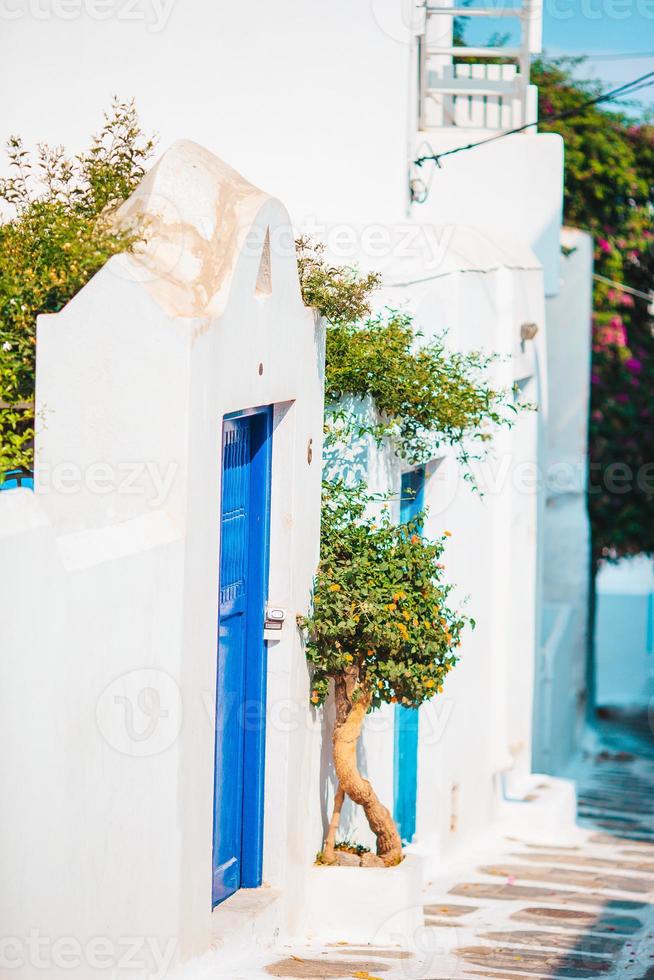 de smal gator av de ö med blå balkonger, trappa och blommor i grekland. foto