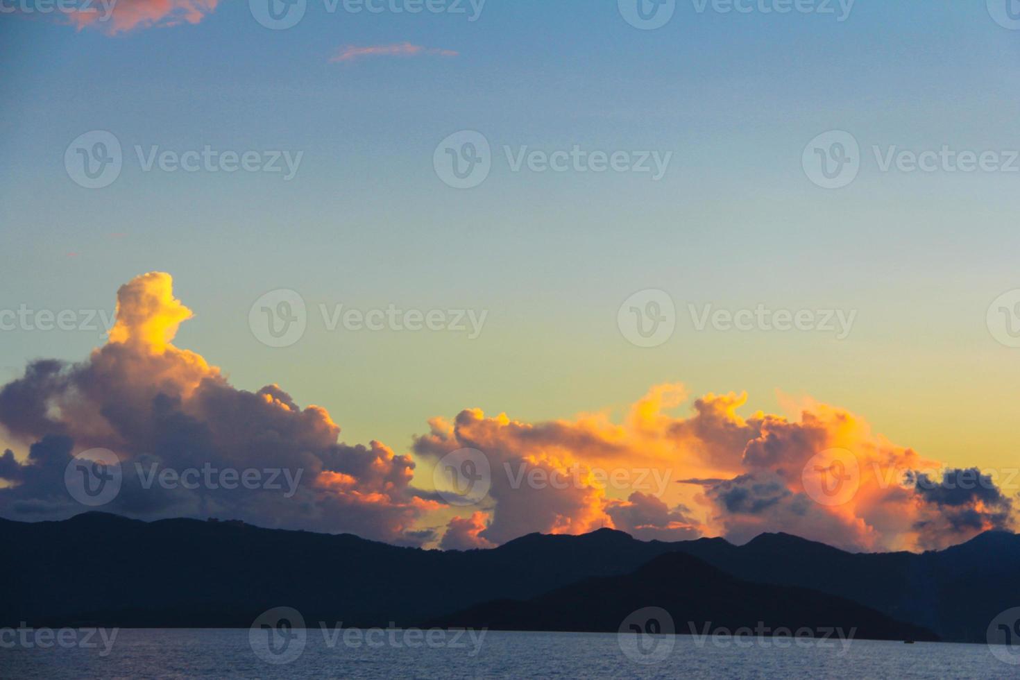 Fantastisk färgrik solnedgång på de exotisk ö av Seychellerna foto
