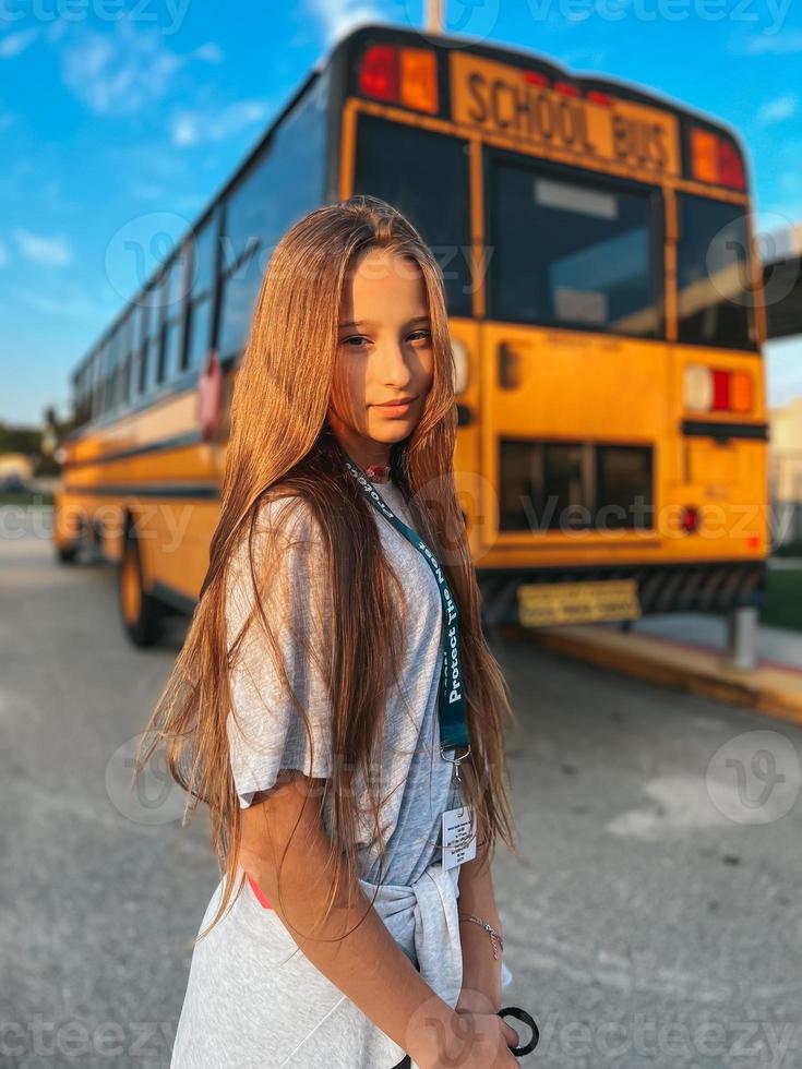 skön tonåring flicka få på skola buss foto