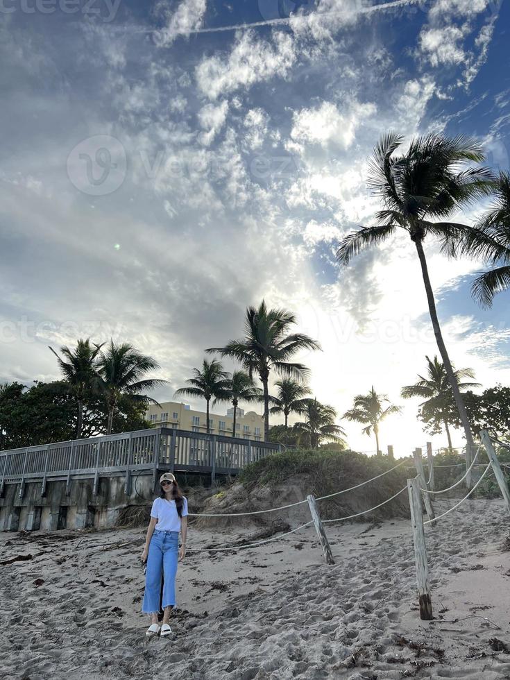 ung skön kvinna koppla av på de strand foto