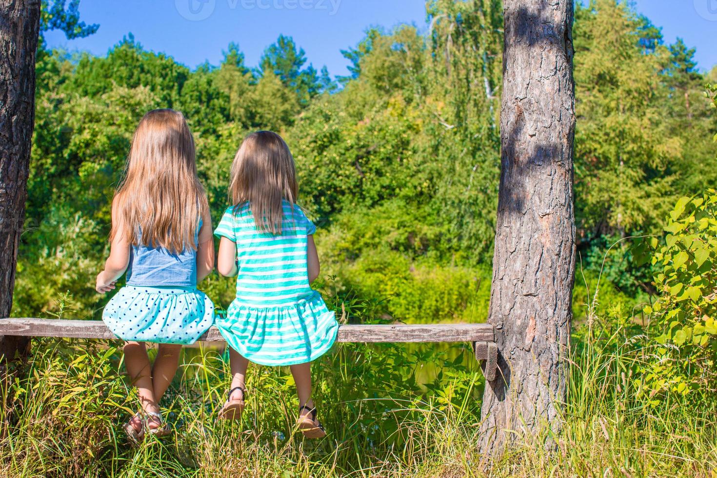 liten förtjusande flickor utomhus på sommar tid foto