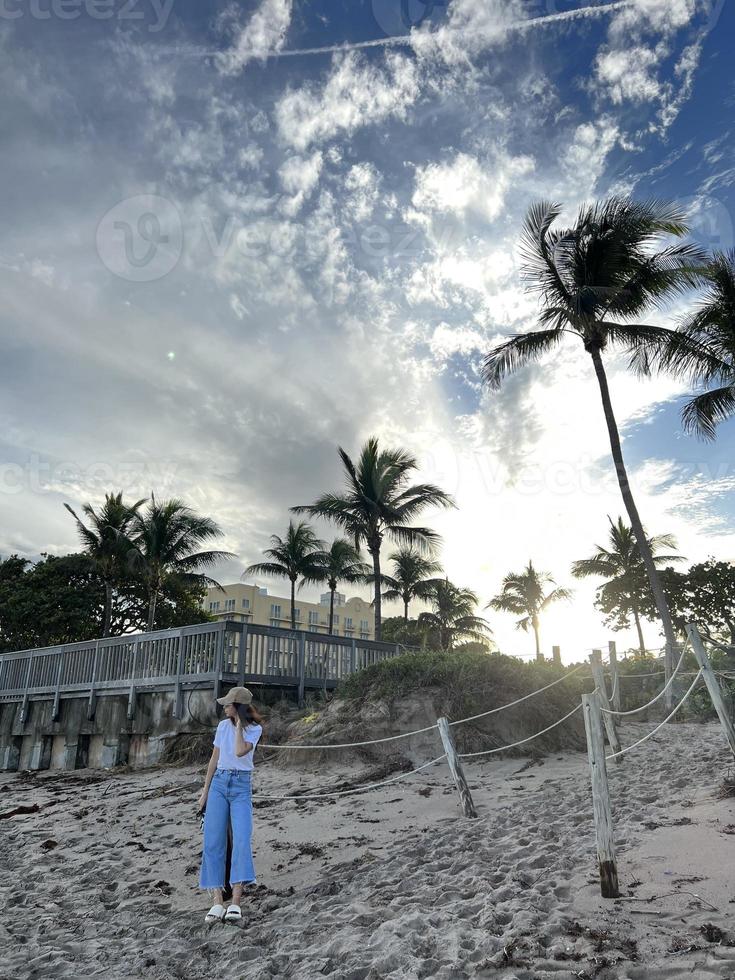 ung skön kvinna koppla av på de strand foto