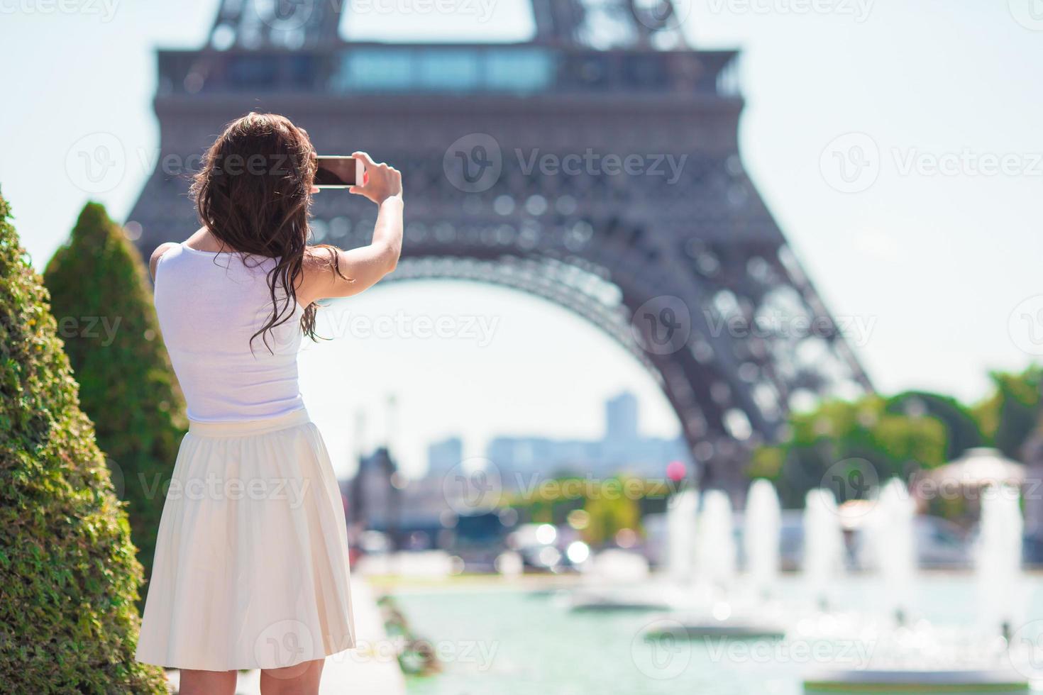 skön kvinna i paris bakgrund de eiffel torn under sommar semester foto