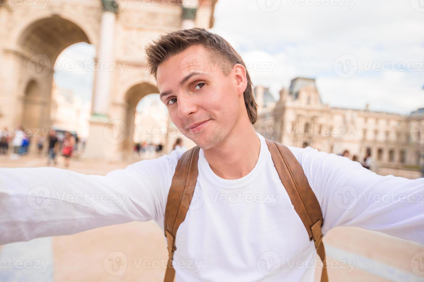 ung man tar en selfie Foto utomhus i paris, Frankrike