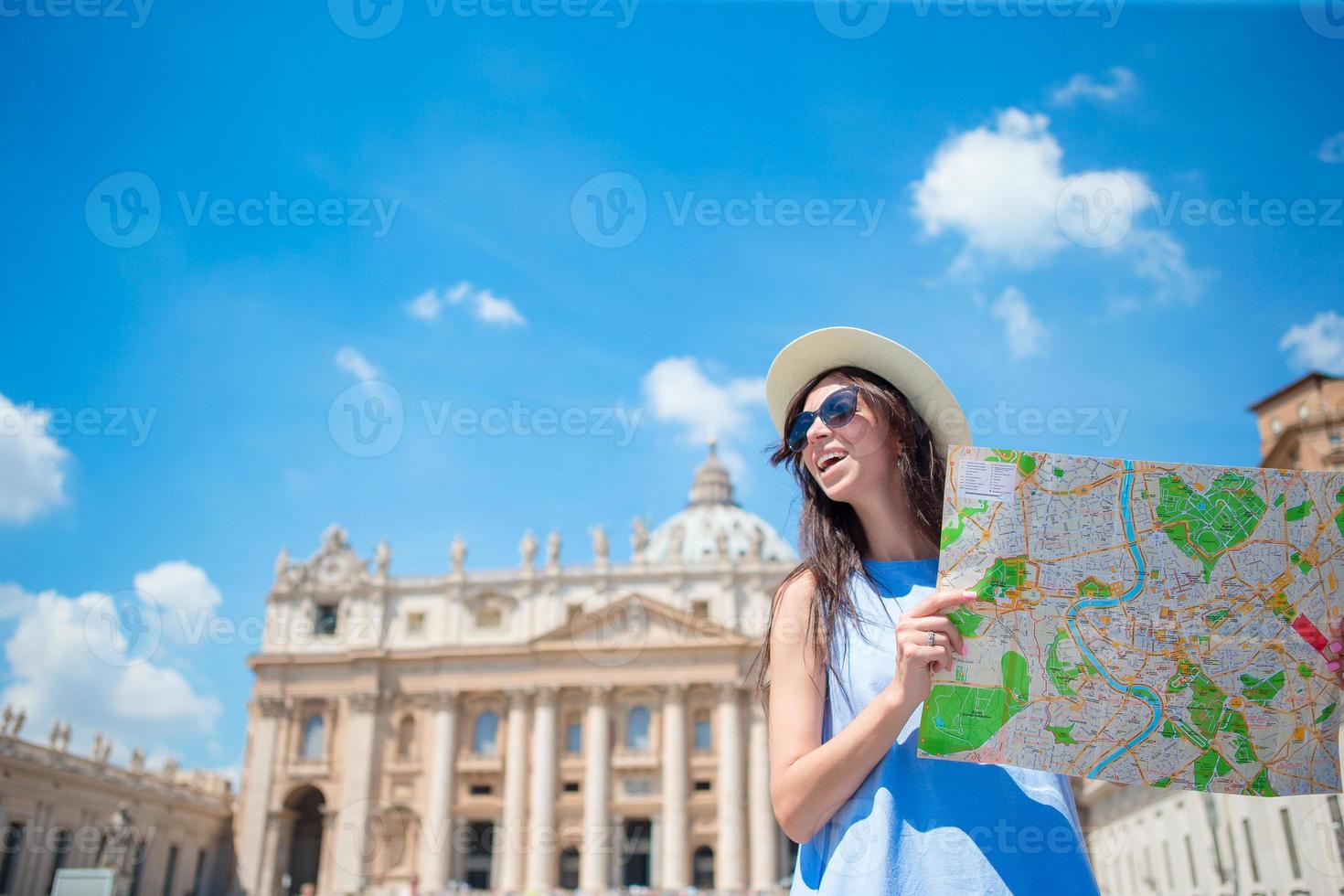 Lycklig ung kvinna med stad Karta i vatican stad och st. peters basilika kyrka, rom, Italien. resa turist kvinna med Karta utomhus under högtider i Europa. foto