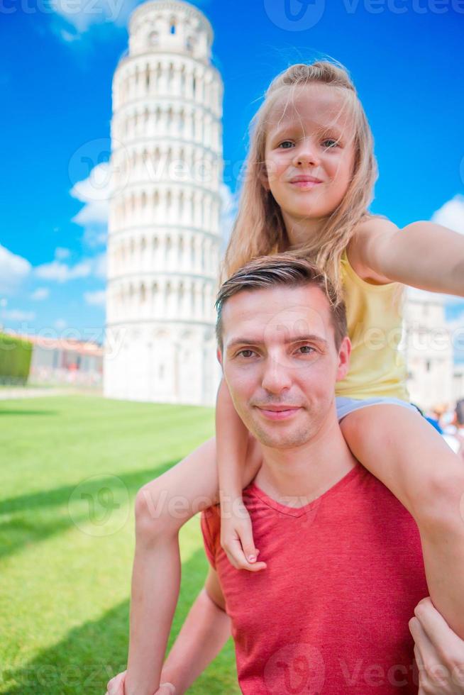 familj porträtt bakgrund de inlärning torn i pisa. pisa - resa till känd platser i Europa. foto