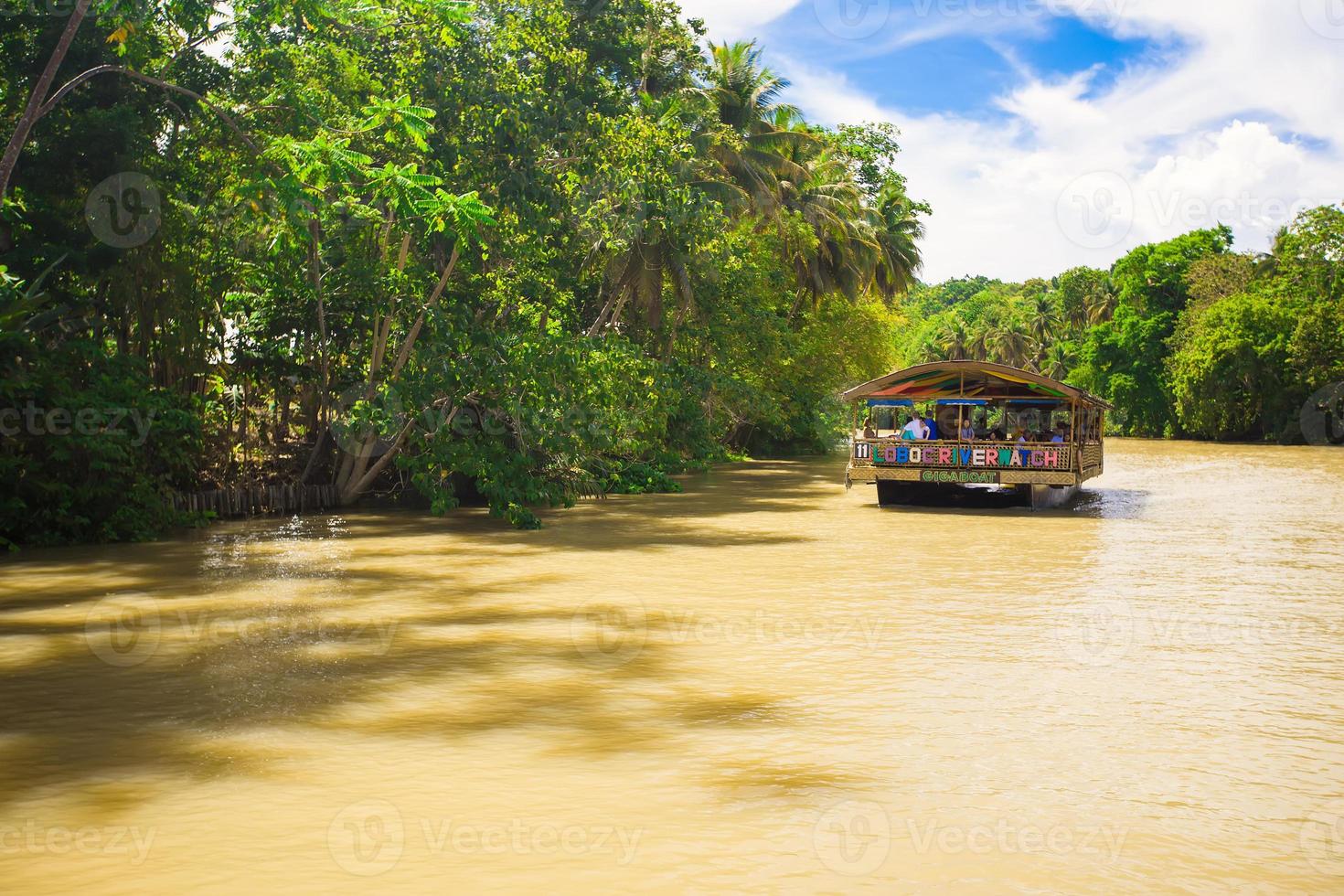 exotisk kryssning båt med turister på en djungel flod loboc, bohol foto