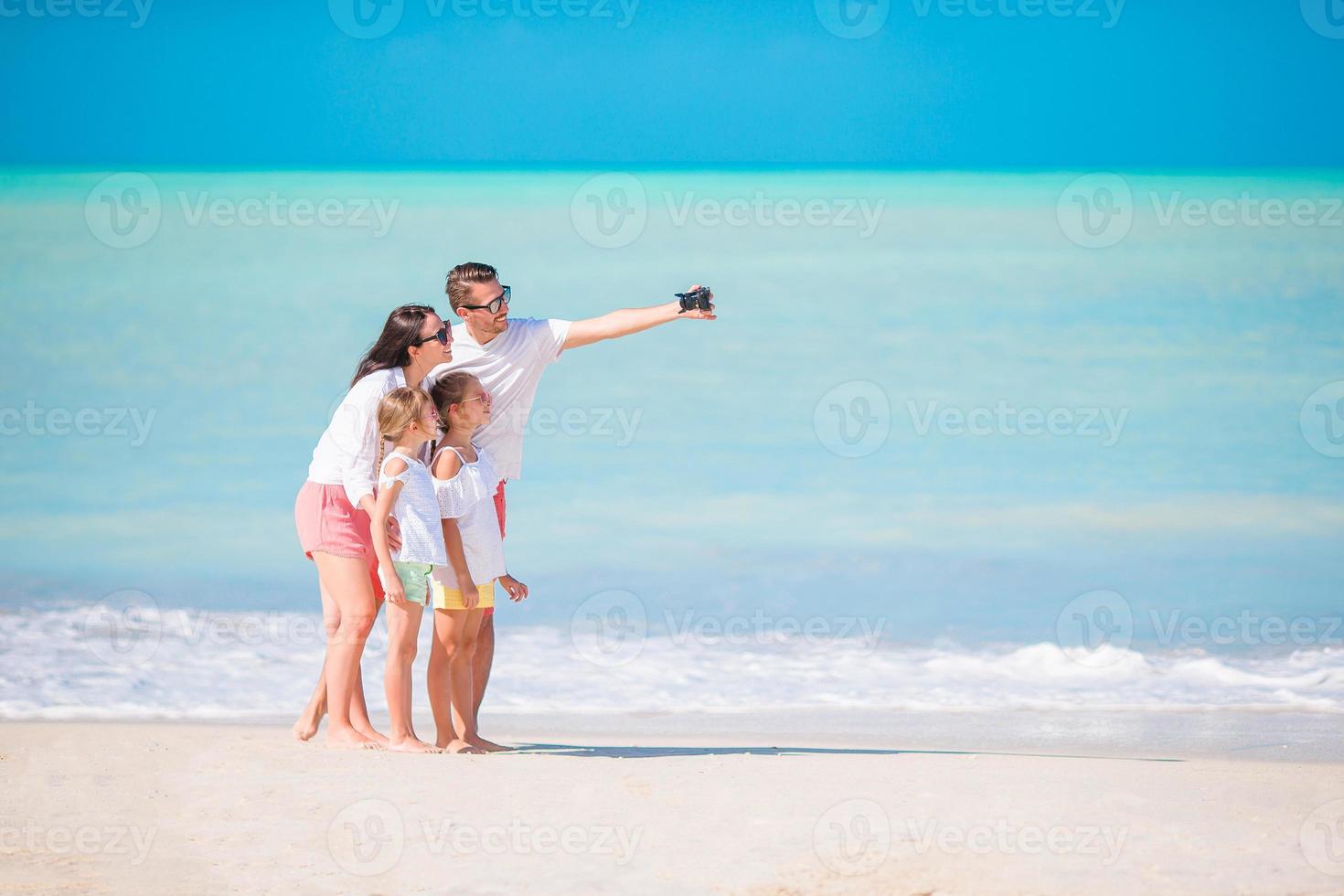 familj på de strand. familj tar Foto. foto