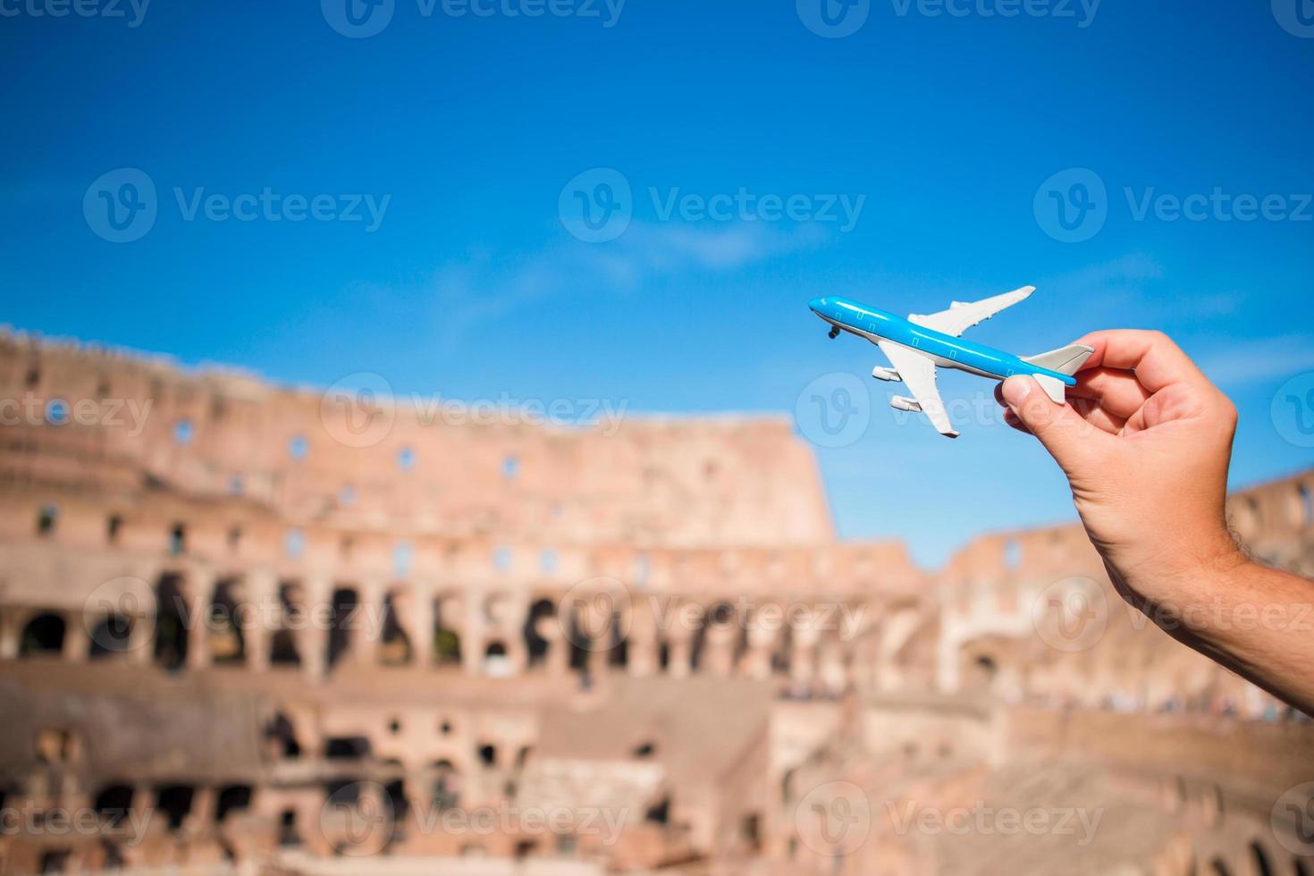 närbild leksak flygplan på colosseum bakgrund. italiensk europeisk semester i rom. begrepp av fantasi. foto