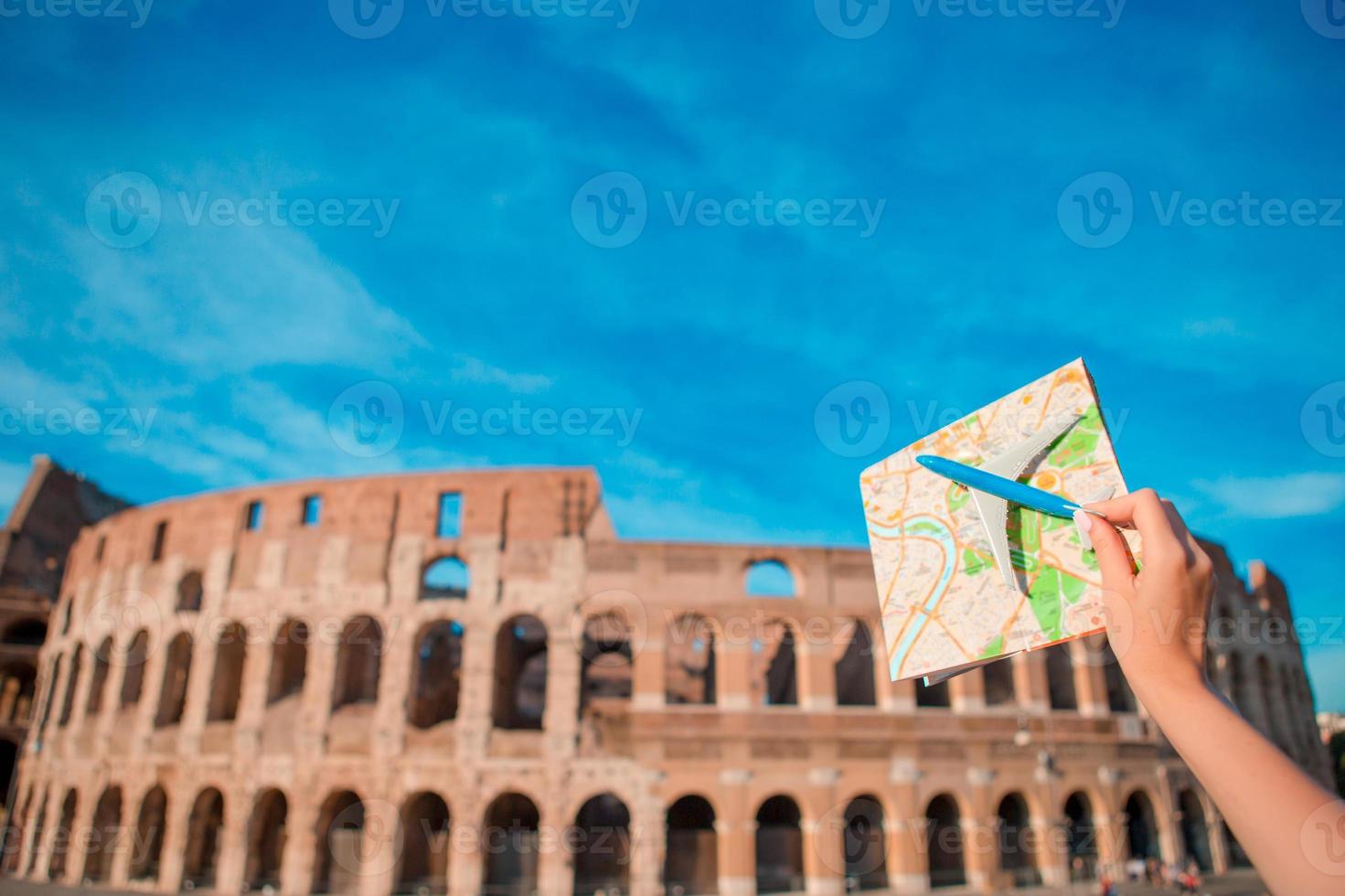 närbild turistiska Karta och leksak flygplan på colosseum bakgrund. italiensk europeisk semester i rom. begrepp av fantasi. foto