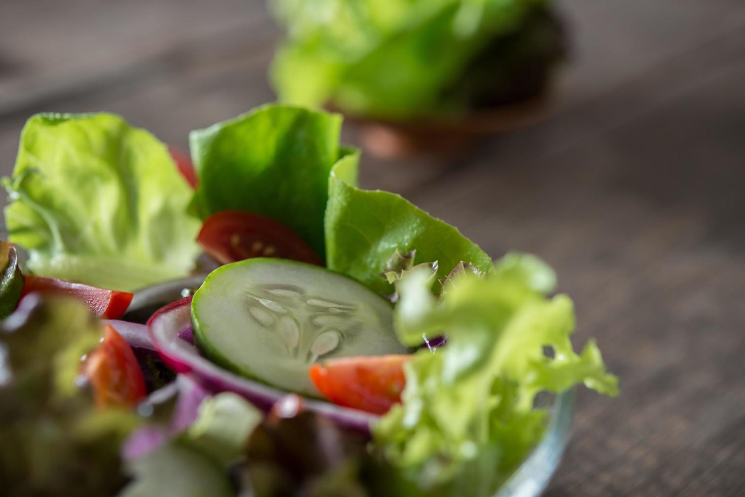 närbild av färsk grönsaksallad foto