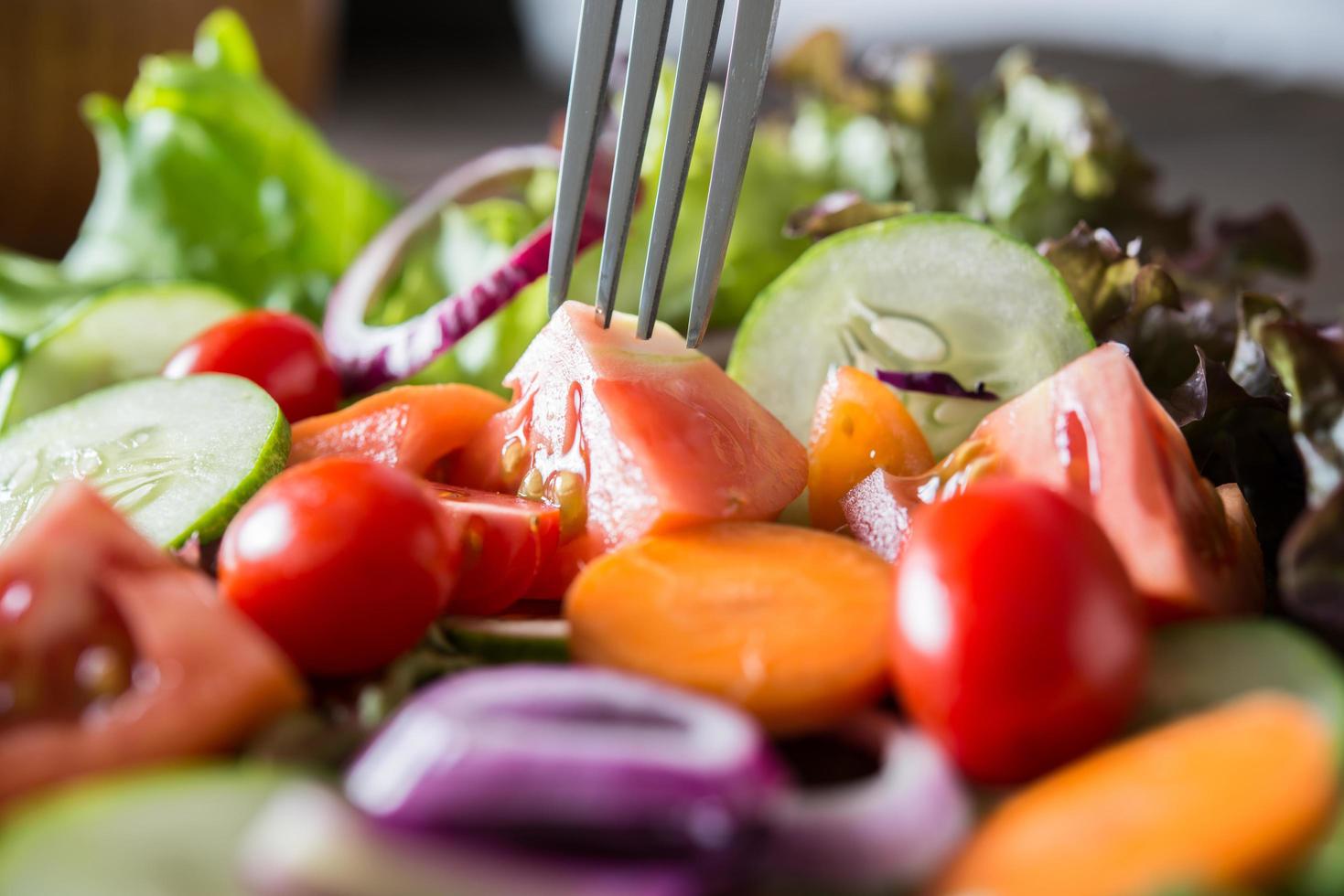 närbild av färsk grönsaksallad foto